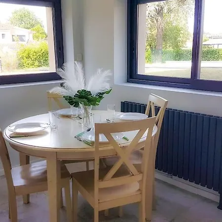 Appartement Le Petit Castel, Portes De Lyon
